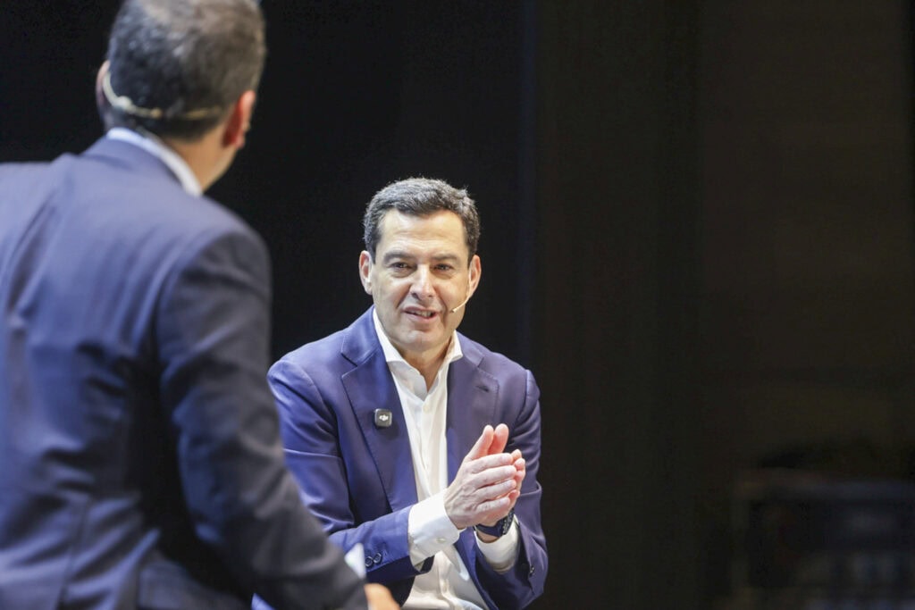 Juanma Moreno advierte de “lo ajustado” del escenario electoral y sitúa a sanidad, infraestructuras e industria como las prioridades para el futuro